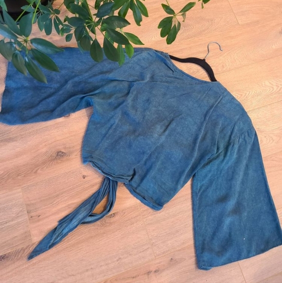 Wrap Around Tie Knot Emerald Top - Picture 2 of 5